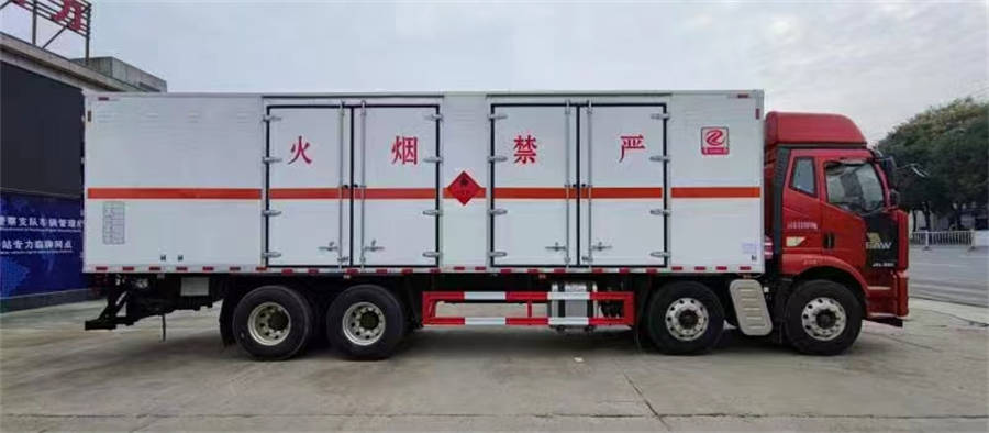 9米6解放J6L易燃液体厢式运输车